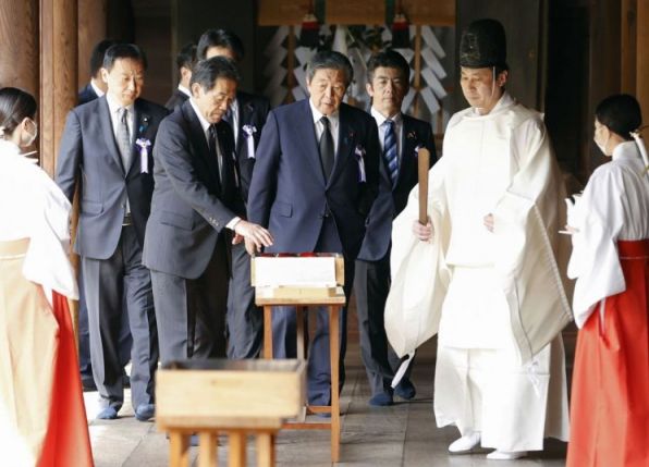 야스쿠니 신사를 참배하고 있는 일본 국회의원들의 모습. [사진=연합뉴스]