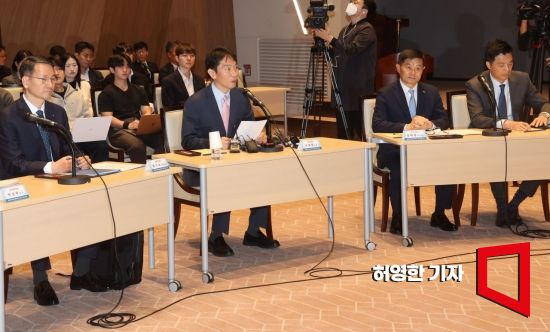 개인투자자와 함께하는 열린 토론(2차)회가 25일 한국거래소 서울사무소 컨퍼런스홀에서 열렸다. 이복현 금융감독원장이 모두발언을 하고 있다.. 사진=허영한 기자 younghan@