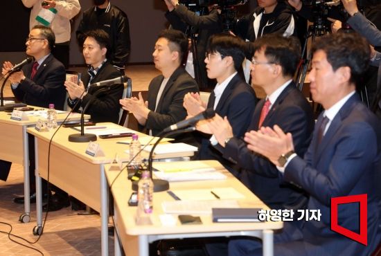 개인투자자와 함께하는 열린 토론(2차)회가 25일 한국거래소 서울사무소 컨퍼런스홀에서 열렸다. 개인투자자 대표 토론자로 참석한 인사들이 참석자 소개 시간에 박수를 치고 있다.. 사진=허영한 기자 younghan@