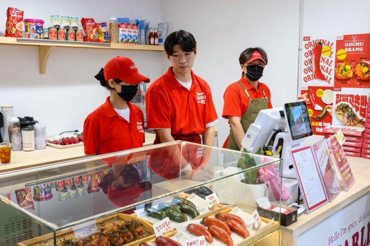 24일 찾은 청양의 찰리스팩토리. 서울 청년 소철원 대표(가운데)가 직원들과 고추빵을 만들어 판매하고 있다.(사진=공동취재단)