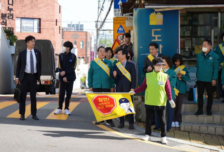 하윤수 부산교육감이 25일 관계자들과 함께 수미초 인근서 통학안전 캠페인을 하고 있다.