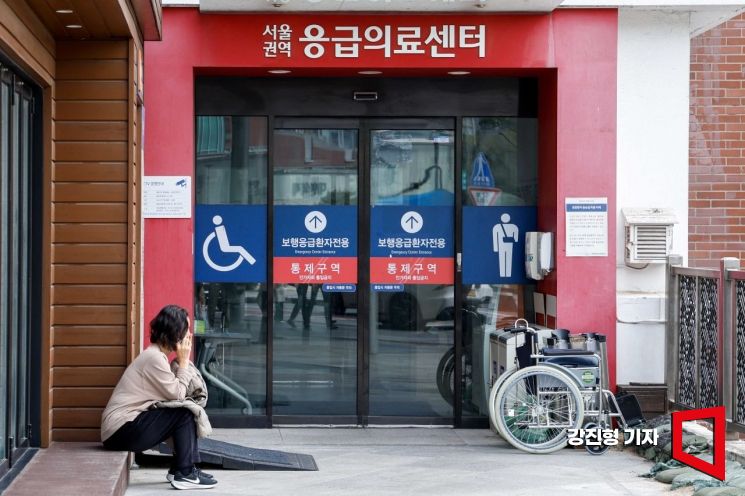 전국 의대 교수들의 사직서 제출 효력이 발생한 가운데 26일 서울 한 대형병원 응급실 앞에서 내원객이 앉아 있다. 사진=강진형 기자aymsdream@