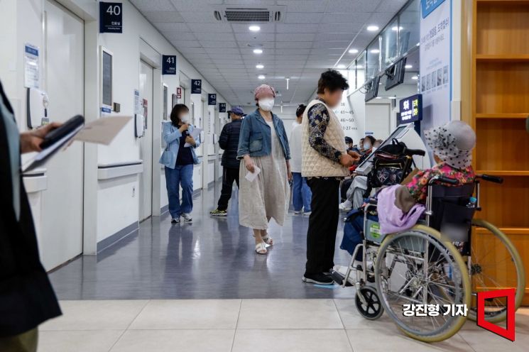 [포토] 의대 교수 사직서 제출 효력 발생 '진료 기다리는 내원객'