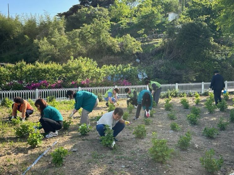 Creating a Blue Gwangyang: Establishing the Taeindong Gamdong Garden