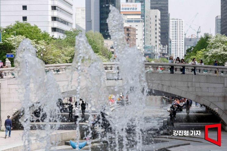 서울 종로구 청계천을 찾은 시민들이 더위를 식히고 있다. 사진=강진형 기자aymsdream@