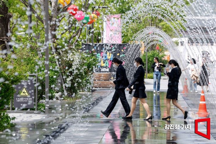 서울 종로구 광화문 광장에 설치된 분수가 시원한 물줄기를 뿜어내고 있다. 사진=강진형 기자aymsdream@