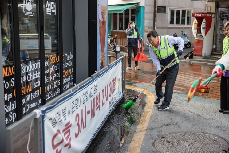 아침 동네 청소하는 서울 구청장들 늘어난다...이유?