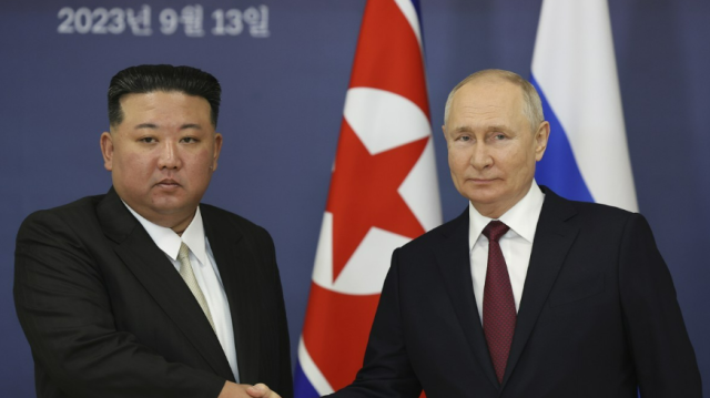 김정은 북한 국무위원장(왼쪽)과 블라디미르 푸틴 러시아 대통령이 지난해 9월 러시아에서 정상회담을 갖고 악수하고 있다. [사진출처=연합뉴스]