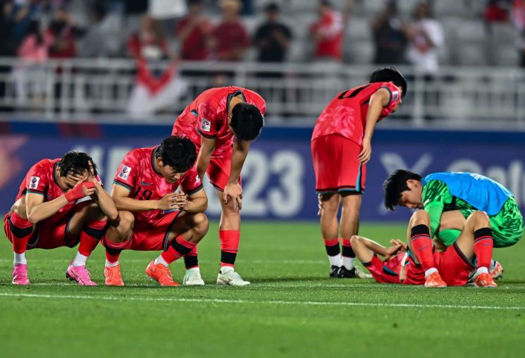 26일 카타르 도하에서 열린 AFC U23 한국-인도네시아 축구 경기에서 페널티킥이 실패한 후 한국 선수들이 괴로워하고 있다. [사진출처=신화통신 연합뉴스]