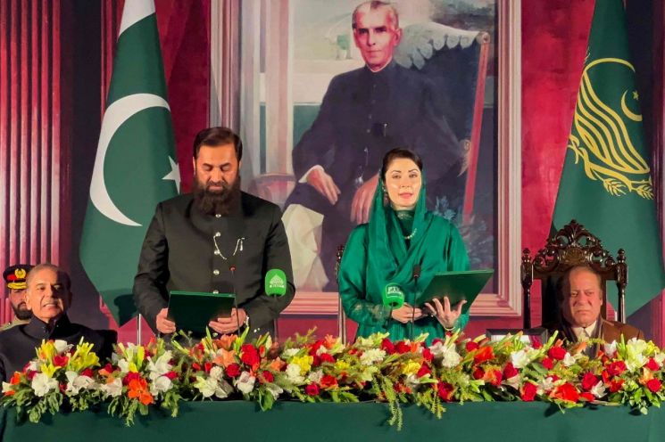 파키스탄 첫 여성 총리…경찰복 입었다고 논란, 왜?