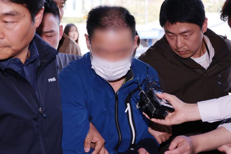 대법관 살해 협박전화를 한 김모씨가 서초경찰서로 압송되고 있다. [이미지출처=연합뉴스]