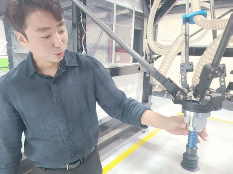 박태형 에이트테크 대표가 28일 서울 구로구에 위치한 본사에서 폐기물 선별 로봇 '에이트론'을 소개하고 있다.[사진제공=이노비즈협회]