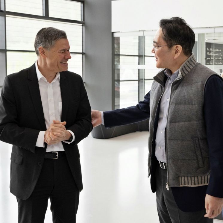26일(현지 시간) 독일 오버코헨 자이스 본사를 방문한 이재용 삼성전자 회장이 칼 람프레히트(Karl Lamprecht) 자이스그룹 CEO(맨 오른쪽)와 대화하는 모습. 사진=삼성전자 제공