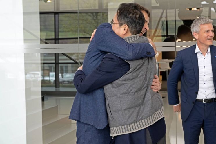 26일(현지 시간) 독일 오버코헨 자이스 본사를 방문한 이재용 삼성전자 회장이 자이스 경영진과 인사하는 모습. 사진=삼성전자 제공