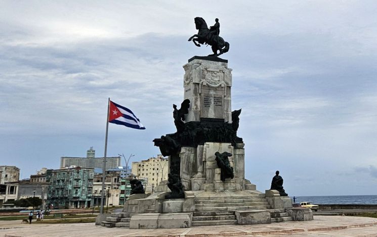 지난 2월18일(현지시간) 쿠바 아바나 안토니오마세오 공원에 있는 쿠바 국기가 바람에 펄럭이고 있다. [이미지출처=연합뉴스]
