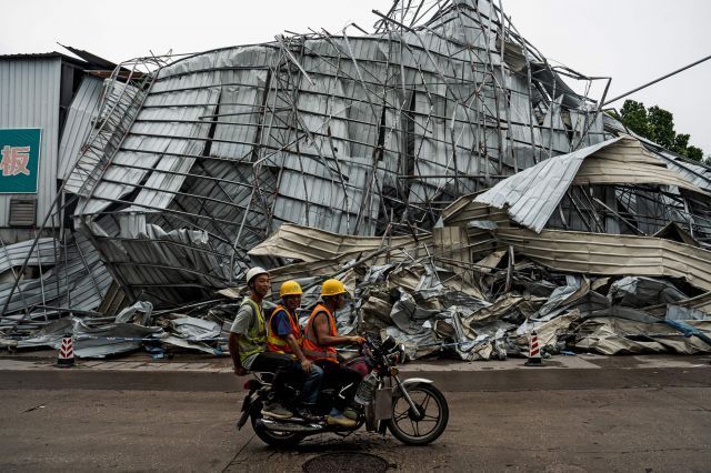 중국 남부 광저우시에서 발생한 토네이도로 인해 건물이 무너졌다. [이미지출처=AFP연합뉴스]