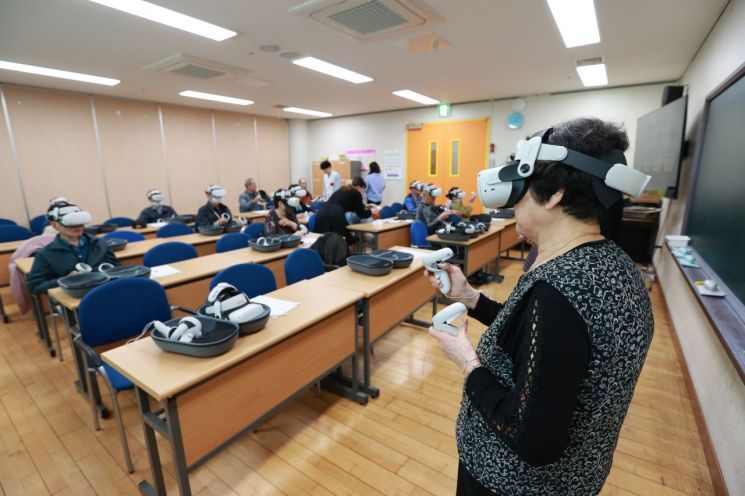 용인의 한 노인복지관에서 어르신들이 가상현실(VR)을 이용해 안전교육을 받고 있다. [사진제공=용인시]