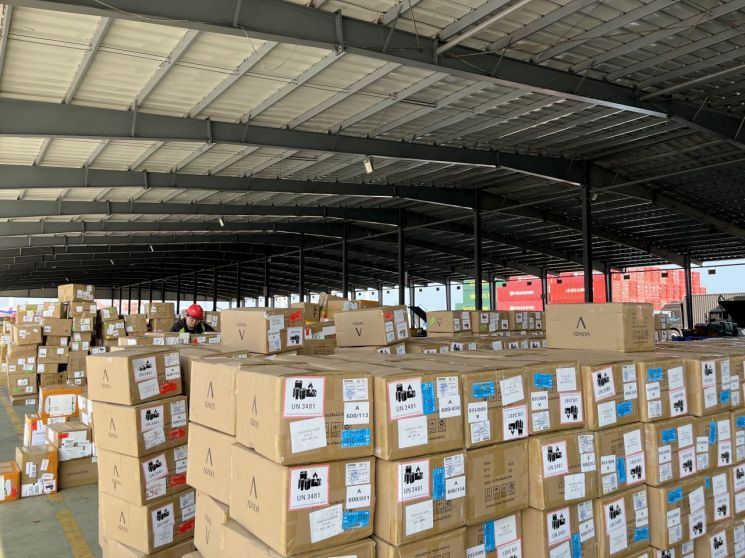 On the afternoon of the 24th, packaging and label inspection work for cargo is being carried out at the sea-air combined transport cargo exclusive terminal for Incheon Airport at Shidao Port located in Weihai, China. (Photo by Incheon International Airport Corporation)