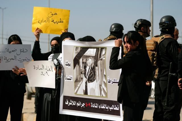 지난해 2월에는 이라크의 한 유명 여성 유튜버가 가족을 떠나 혼자 살았다는 이유로 아버지에게 살해되기도 했다. 사진은 이 사건에 대한 이라크 내 시위대의 모습 [사진출처=AP·연합뉴스]