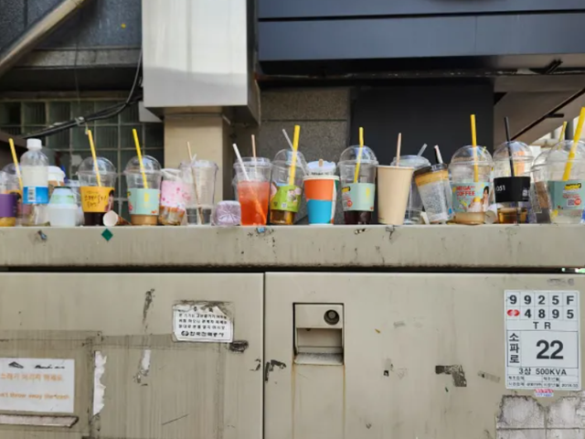 서울 명동 거리 변압기 위에 빼곡하게 놓인 쓰레기들. [이미지출처=온라인 커뮤니티 웃긴대학 캡처]