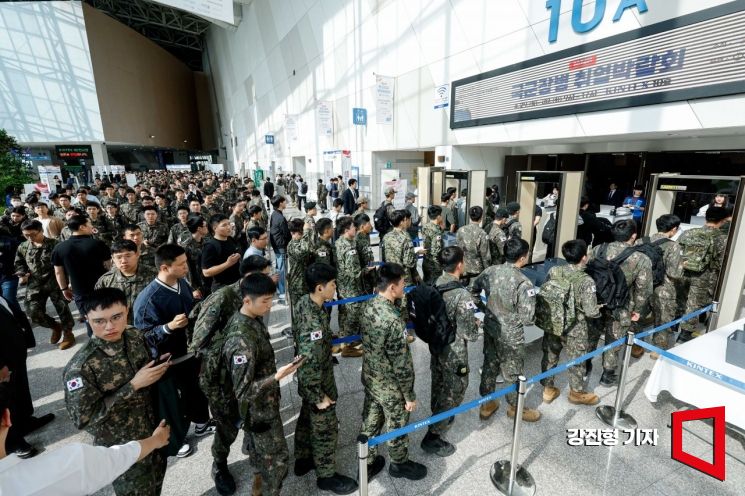[포토] 취업박람회 참가한 국군장병들