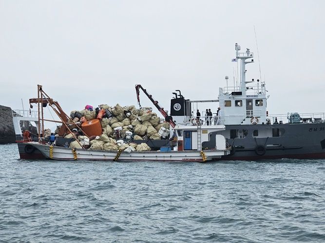 어장 정화선 이용해 해양쓰레기를 수거하고 있다. [사진제공=완도군]