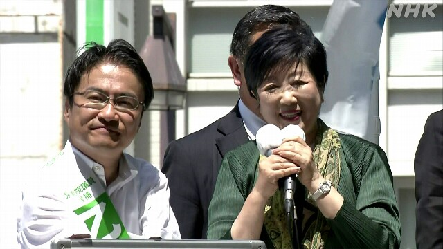 고이케 유리코 도쿄도지사(오른쪽)가 오토다케 히로타다의 지원 유세에 나서고 있다. (사진출처=NHK)