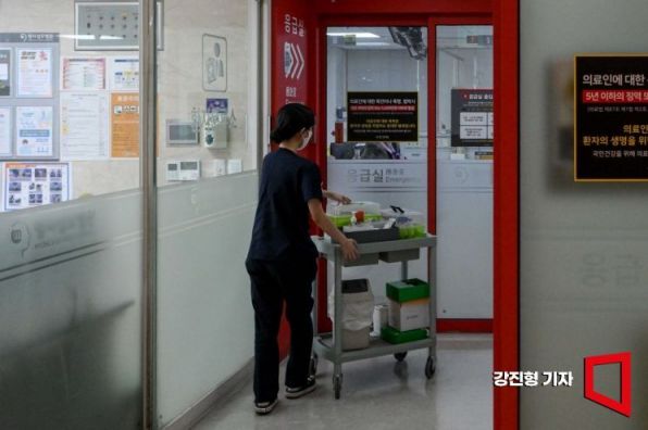 서울의 한 대학병원에서 간호사가 분주하게 움직이고 있다. [사진=아시아경제 강진형 기자]