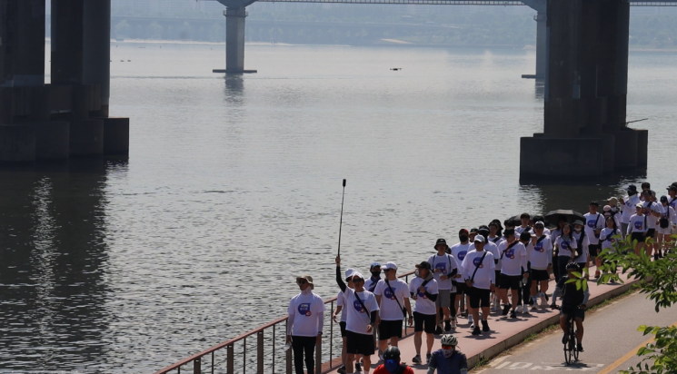 지난해 '원데이 뚜벅챌린지'에 참여한 헥토그룹 직원들이 한강공원일대를 걷고 있다.