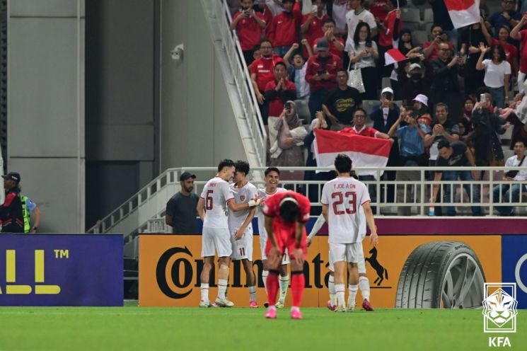 26일(한국시간) 카타르 도하 압둘라 빈 칼리파 스타디움에서 열린 AFC U-23 아시안컵 한국과 인도네시아의 8강전 경기. 인도네시아 선수들이 득점하자 한국 선수가 고개를 숙이고 있다. 사진=대한축구협회 제공 [이미지출처=연합뉴스]