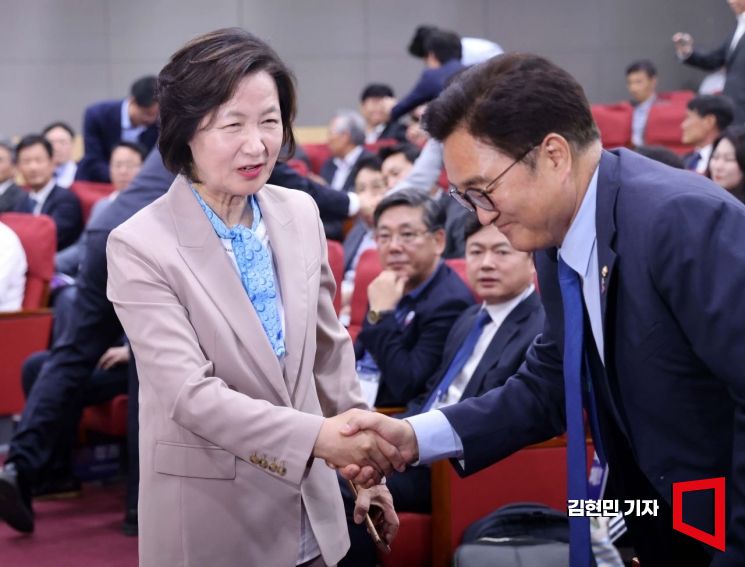 [포토] 우원식 의원과 인사하는 추미애