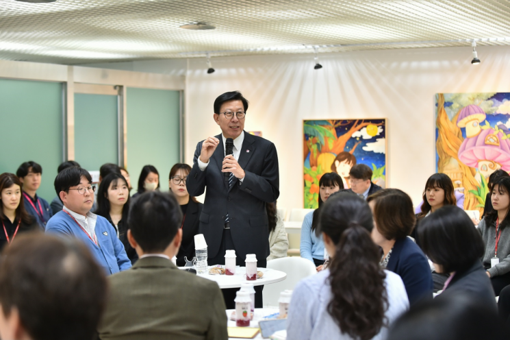 부산문화재단 직원들과 박형준 부산시장.