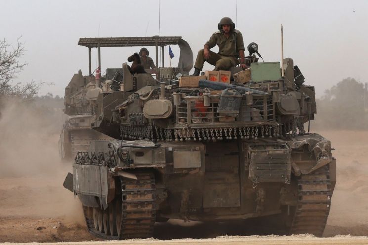 가자지구 남부 중심도시 라파 인근으로 이동 중인 이스라엘 방위군(IDF) 소속 탱크부대 모습.[이미지출처=EPA·연합뉴스]