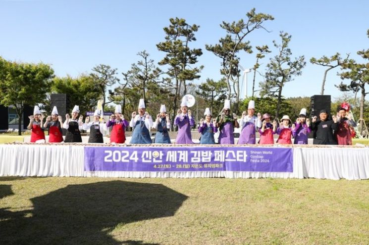 지난 27일 신안세계김밥페스타 개막식에서 사계절 꽃피는 정원 김밥을 만드는 퍼포먼스를 하고 있다. [사진제공=신안군]