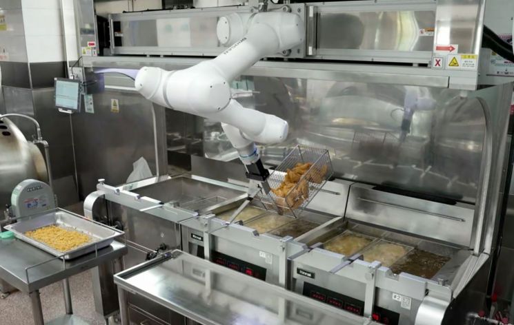 "우리 학교 조리사는 로봇"…두산로보틱스, 단체급식 튀김 솔루션