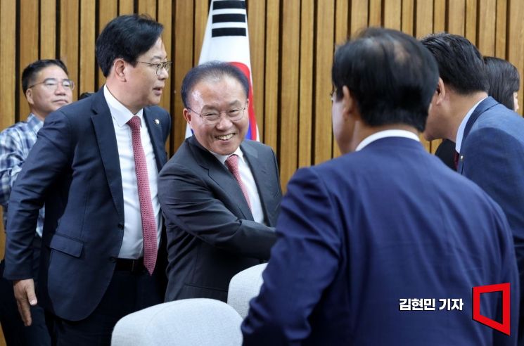 [포토] 마지막 원내대책회의 참석한 윤재옥 