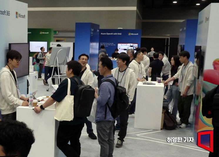 지난달 30일 서울 aT센터에서 열린 ‘마이크로소프트 AI 투어(Microsoft AI Tour)’에서 관람객들이 전시장을 돌아보며 관계자들과 상담하고 있다. 사진=허영한 기자 younghan@