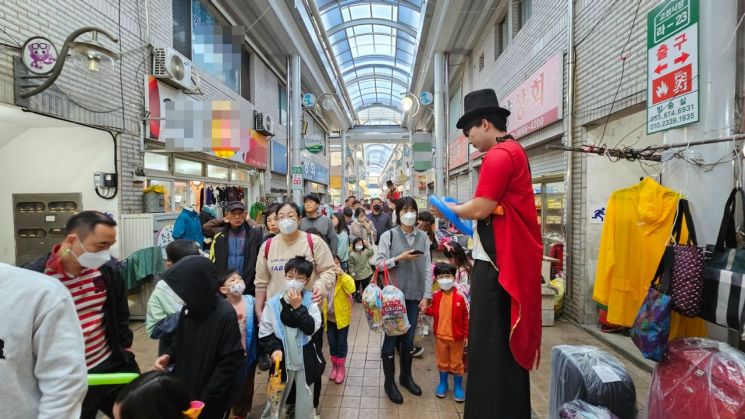 어린이날, 고성시장에서 선물 받아가세요(전년도 행사 사진).