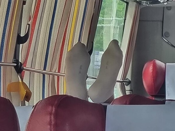 룸미러로 보이는 흰양말에 '당혹'…앞 좌석에 두 발 걸친 승객