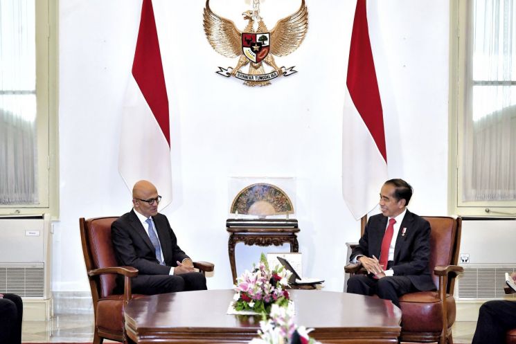 사티아 나델라(왼쪽), 조코 위도도 인도네시아 대통령 [이미지출처=AP연합뉴스]