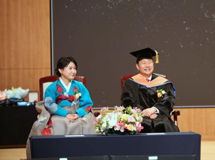 박민원 국립창원대 제9대 총장이 취임식에서 축사를 들으며 활짝 웃고 있다. [사진=이세령 기자]