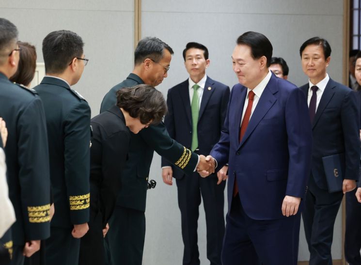 尹, 중장 진급자들에 삼정검 수치 수여…"강한 군대 중심 돼달라"