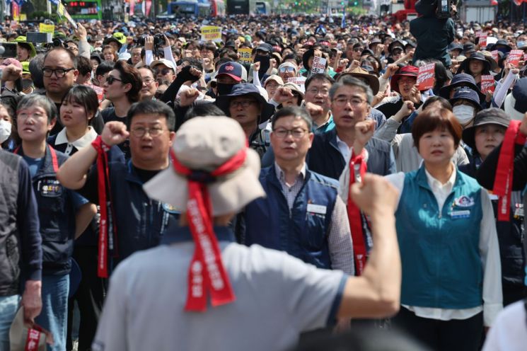 민주노총 노조원들이 1일 서울 종로구 광화문 일대에서 열린 2024 세계 노동절 대회에서 윤석열 정부 퇴진, 노동권 보장 등을 촉구하고 있다. [이미지출처=연합뉴스]