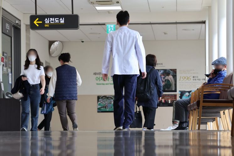 29일 오후 서울 한 대형병원에서 이동하고 있는 의료관계자. [이미지출처=연합뉴스]