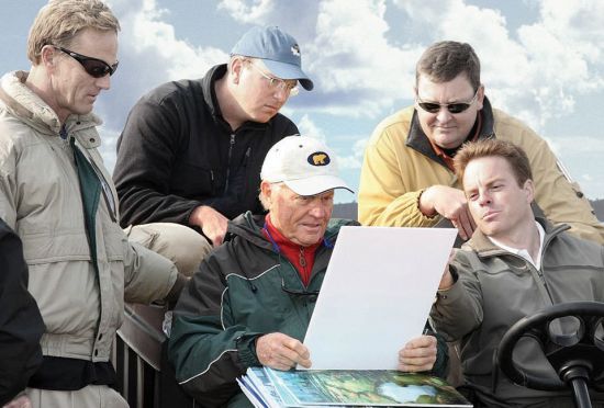 잭 니클라우스(가운데)가 자신이 디자인한 잭 니클라우스 골프클럽 코리아의 설계도를 유심히 살펴보고 있다.