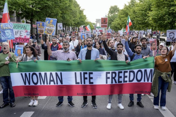 2024년 4월 28일 일요일 독일 베를린에서 이란에서 인기 래퍼에게 내려진 사형 선고에 반대하는 집회에 시위자들이 참석하고 있다. 투마즈 살레히(33)는 2022년 이란 시위 이후 전개된 여성, 생명, 자유 운동을 지지한 혐의로 이번 주 초 이란 법원에서 사형을 선고받았다. [사진출처=AP·연합뉴스]