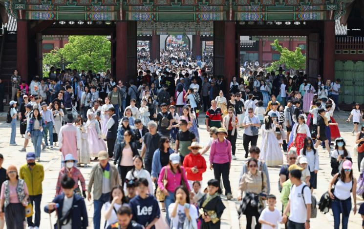 1일 서울 경복궁을 찾은 시민 및 관광객들이 걸어가고 있다. [이미지출처=연합뉴스]