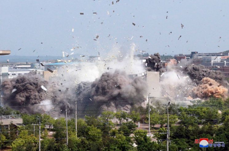 북한은 2020년 6월 16일 남북공동연락사무소를 폭파했다.