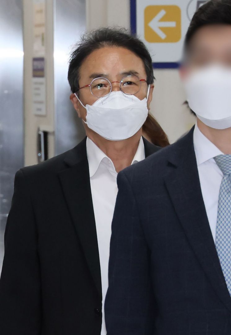 검찰, ‘강제추행 혐의’ 김명곤 전 장관에 징역 1년 구형