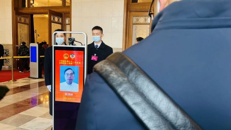 지난 3월 양회가 개최된 베이징 인민대회당 입장을 위해 기자들이 줄을 서 있다. 한 명씩 입장할 때마다 카메라를 통해 얼굴이 인식되고, 기존에 제출한 정보가 좌측 화면에 뜬다. 일치하는 정보가 없을 경우 출입할 수 없다. (사진 촬영=김현정 특파원)